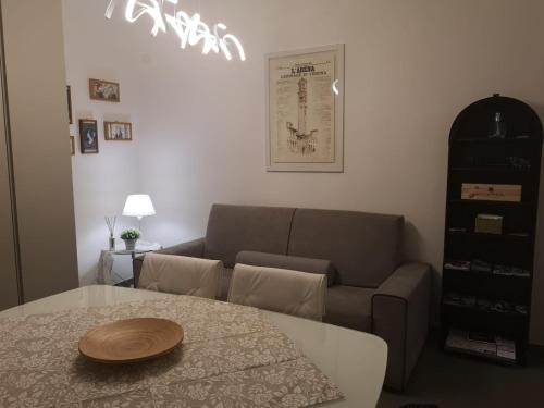 - un salon avec un canapé et une table dans l'établissement Green Valley House, à Vérone