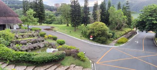 uma vista aérea de um parque com uma estrada e árvores em A condo with lake view near Highlands Steakhouse em Tagaytay