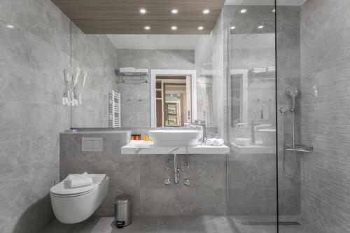y baño con lavabo, aseo y ducha. en Hotel Antonio en Makarska