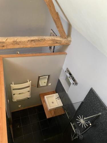 une vue aérienne d'une pièce avec un sol en verre dans l'établissement Gaston en Baie, à Villers-sur-Authie