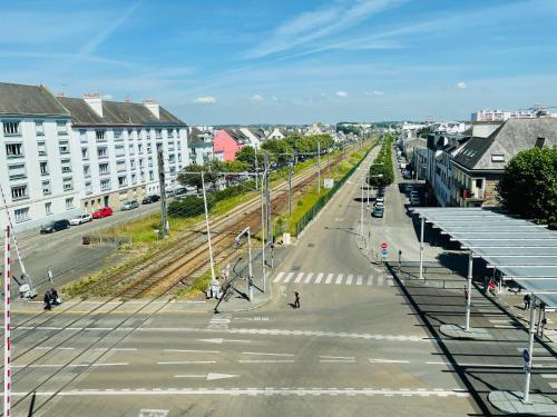 une rue vide dans une ville avec des bâtiments dans l'établissement Studio 5 charmant tout équipé à la gare de Lorient, à Lorient