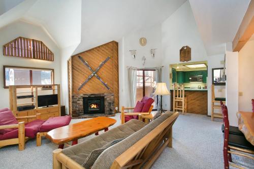 uma sala de estar com uma mesa e uma lareira em Aspen Creek by 101 Great Escapes em Mammoth Lakes