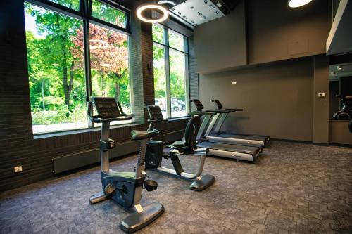 Posilňovňa alebo fitness centrum v ubytovaní Nadmorskie Tarasy Pink&Blue z prywatnym tarasem basen kryty&zewnętrzny infinity siłownia sala zabaw