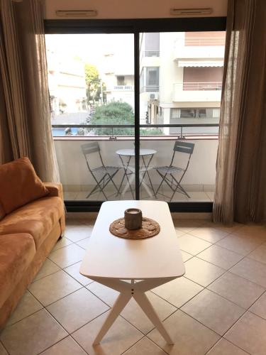 un salon avec un canapé et une table basse dans l'établissement Studio w/ balcony ideal for congress & holidays, à Cannes