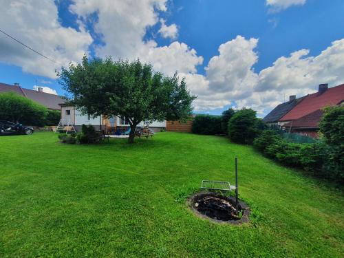 Ein Garten an der Unterkunft Chalupa Pasečná
