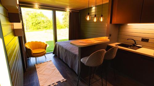 mały pokój z łóżkiem i kuchnią ze zlewem w obiekcie KääraPesa w mieście Vihtra