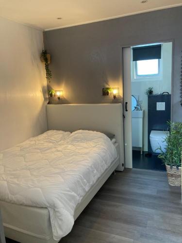 a bedroom with a white bed in a room at Casa Bianco in Koudekerke