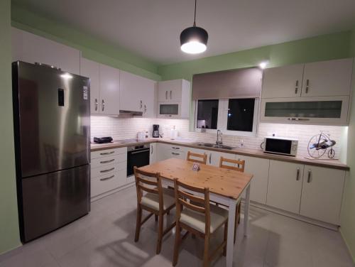 Kuchyň nebo kuchyňský kout v ubytování The Bright House a two-storey maisonette in Loutraki