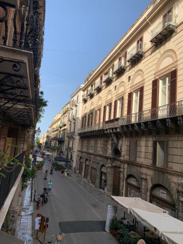 eine leere Straße in einer Stadt mit Gebäuden in der Unterkunft Bonorum Santa Sofia in Palermo
