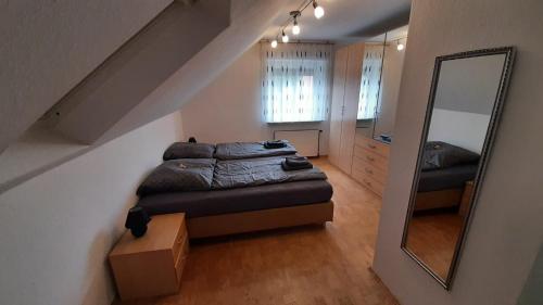 ein Schlafzimmer mit einem Bett und einem großen Spiegel in der Unterkunft Ferienwohnung Onkel Willi in Telgte