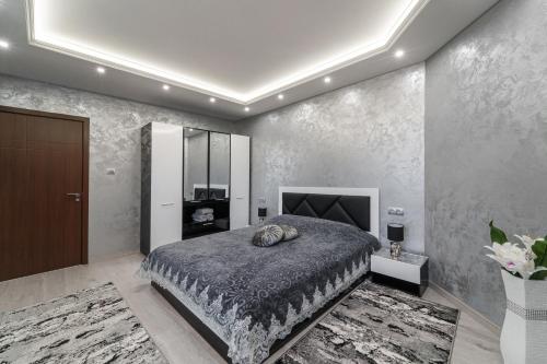 una camera con letto king-size di City Apartments - a brand new luxury & comfy 2 a Asenovgrad