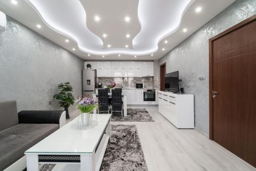 un soggiorno con divano e cucina di City Apartments - a brand new luxury & comfy 2 a Asenovgrad