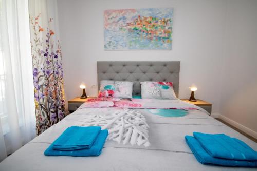 a bedroom with a bed with blue towels on it at Pensiunea Ionelia in Orşova