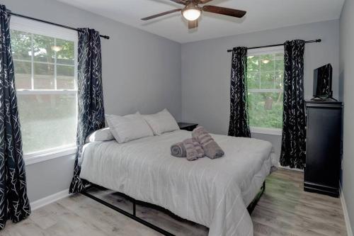 a bedroom with a bed and a ceiling fan at Downtown summer house in Jeffersonville