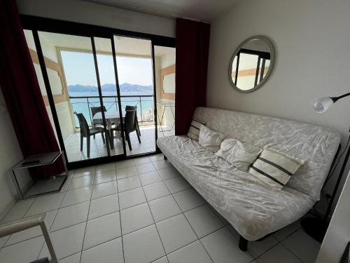 uma sala de estar com um sofá e vista para o oceano em Cannes - view Cap Esterel em Cannes