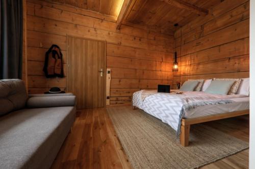 Katil atau katil-katil dalam bilik di Biała izba Apartamenty