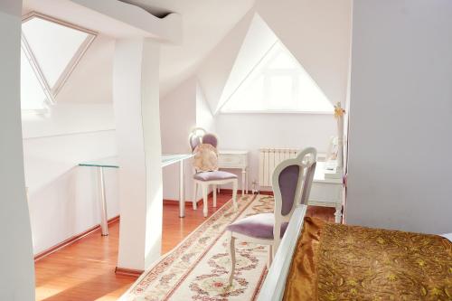 a room with a table and two chairs and a window at Santorini in Chişinău