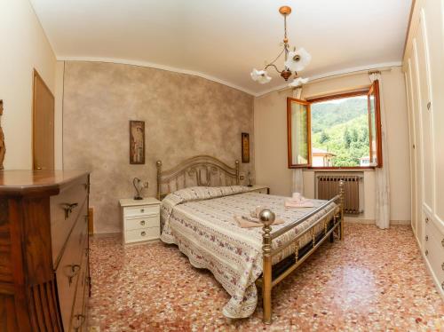 1 dormitorio con cama y ventana en La Casina del Teso en Maresca