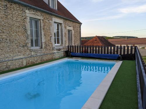 une piscine devant une maison dans l'établissement Chez Patrick et Émilie, à Bragelogne