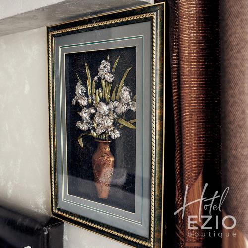 a picture of a vase of flowers in a frame at Santorini in Chişinău