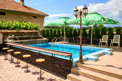 Bazén v ubytování Guest House Dinaya nebo v jeho okolí