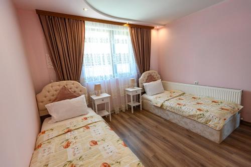 Кровать или кровати в номере Guest House Dinaya