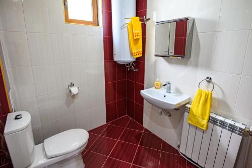 Guest House Dinaya tesisinde bir banyo