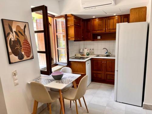 una cucina con tavolo e frigorifero bianco di Canevaro Twins (North) a Chania