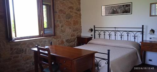 フォンディにあるIl Casale delle Fragoleのベッドルーム1室(ベッド1台、テーブル、窓付)