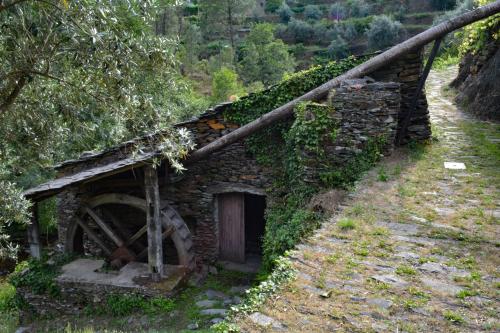 an old stone house with a water mill at Casa do Amieiro, Cantinho do Céu in Casal do Rei