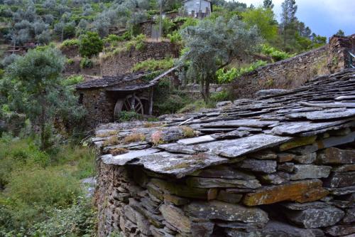 an old stone house on the side of a mountain at Casa do Amieiro, Cantinho do Céu in Casal do Rei