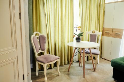 a living room with a table and two chairs at Santorini in Chişinău