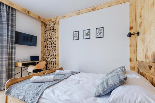 a bedroom with a bed with a wooden headboard at Panocek i Babka in Białka Tatrzanska