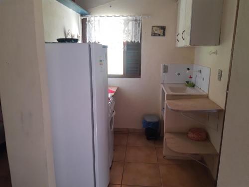 una piccola cucina con frigorifero e lavandino di Recanto JF da Serra a São Thomé das Letras