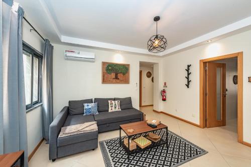 - un salon avec un canapé et une table dans l'établissement Casa da Cortiça, à Seixal