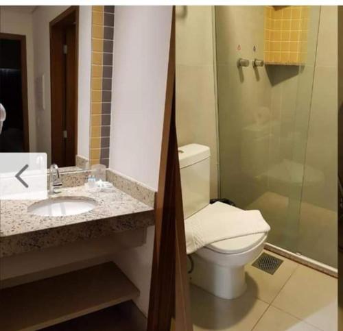 ein Badezimmer mit Toilette, Waschbecken und Dusche in der Unterkunft Resort Olímpia Park 0912 in Olímpia