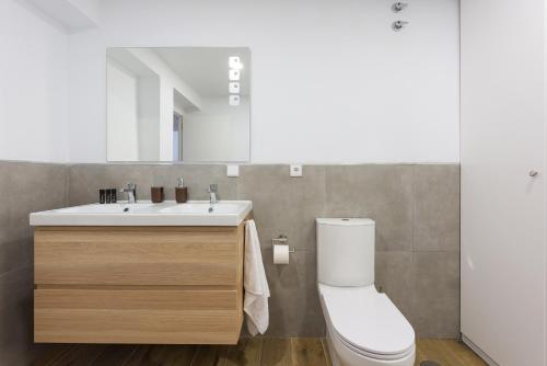 uma casa de banho com um lavatório branco e um WC. em Apartamento Lagloria em Granada