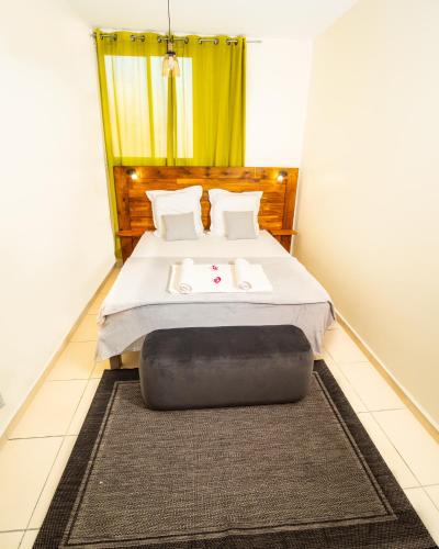 ein Schlafzimmer mit einem großen Bett mit einem Teppich in der Unterkunft T2 Jacuzzis et piscine au centre ville de Port-Louis in Port-Louis