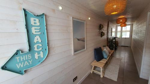 a sign on a wall that reads be agc this way at Villa Bahia - ADRIAE Home in LʼAiguillon-sur-Mer
