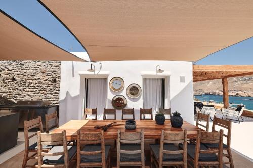 Χώρος καθιστικού στο Villa Barbarossa - Elegant Beachfront Retreat with Heated Pool & Outdoor Gym