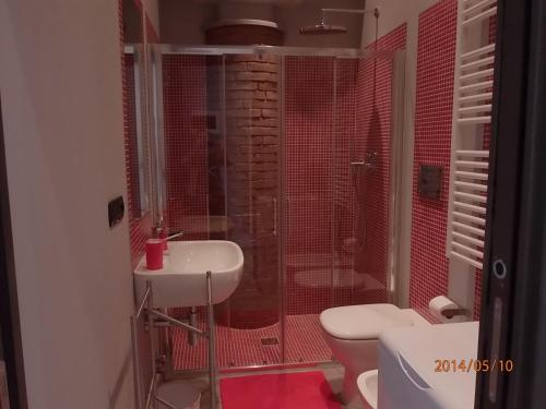 La salle de bains est pourvue d'une douche, d'un lavabo et de toilettes. dans l'établissement Casa Vacanze SanGiacomo, à Santo Stefano al Mare