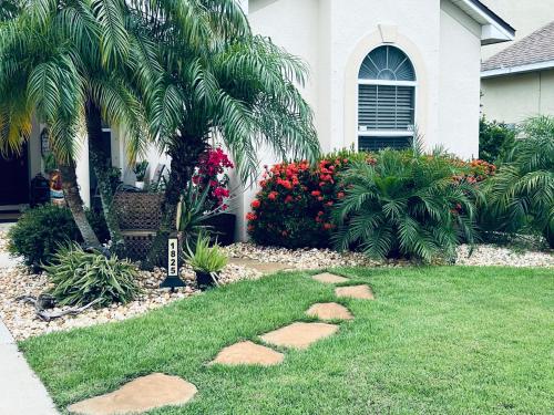 Сад в Ruskin FL 2 bdrm 1 bath suite Host & Cat share common areas