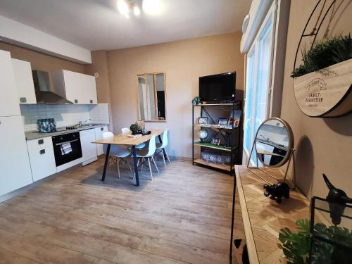 - une cuisine et une salle à manger avec une table et des chaises dans l'établissement Le Balcon, 500 m plage, proximité Touquet, à Camiers