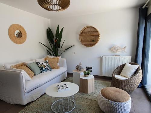 - un salon avec un canapé et une table dans l'établissement Villa Bahia - ADRIAE Home, à LʼAiguillon-sur-Mer