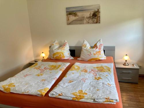 Säng eller sängar i ett rum på Ferienhaus-Spatzenvilla