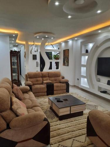 - un grand salon avec un canapé et une table dans l'établissement nice holiday in Maadi, au Caire