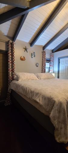 Кровать или кровати в номере Breezy Nights St. Croix