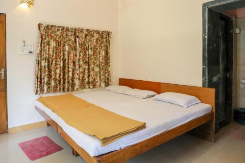 Postel nebo postele na pokoji v ubytování Jogalekar Cottage Alibaug