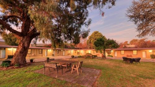 Κήπος έξω από το Hamilton Hume Motor Inn