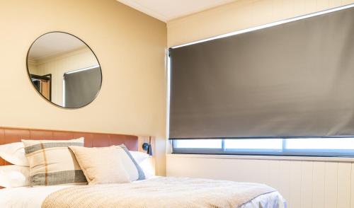 Ένα ή περισσότερα κρεβάτια σε δωμάτιο στο Eyre Hotel